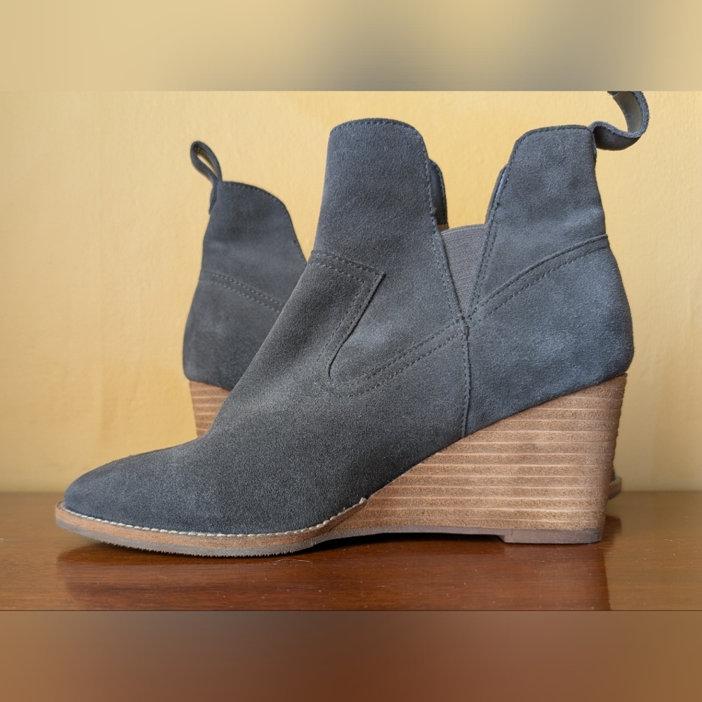 Blondo Irving bootie Womens 9.5M dark gray suede waterproof wedge